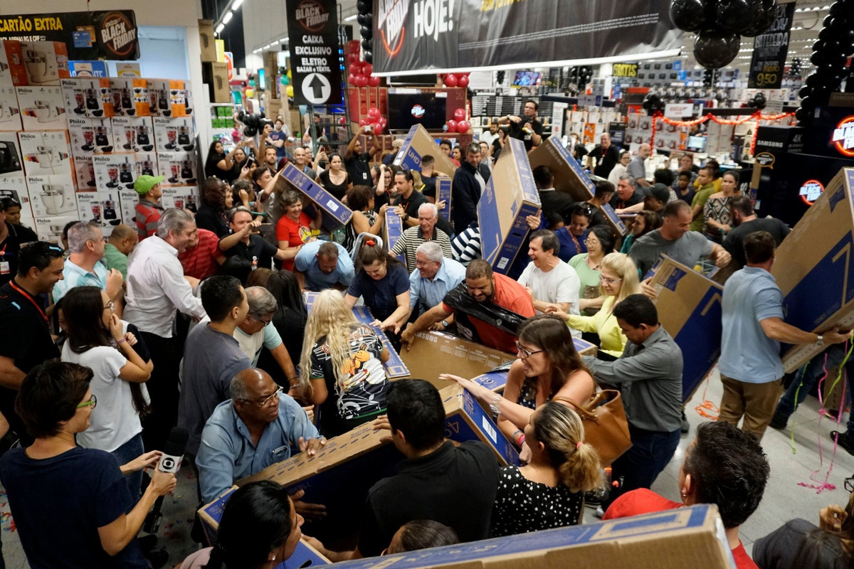 Tuy nhiên, đằng sau chiến dịch giảm giá lớn ấy là sự thật mà có thể bạn chưa bao giờ nghe tới. Trang tin Business Insider đã tổng hợp một số vấn đề từ nhân viên giấu tên và mong muốn người tiêu dùng tỉnh táo để tránh bị "rút cạn ví" trong ngày Black Friday.