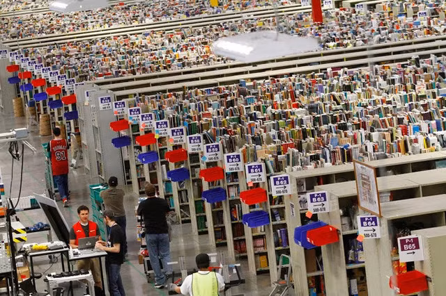 Ngoài chiến dịch marketing và chương trình khuyến mãi trong dịp Black Friday, các hãng cũng phải chuẩn bị một kho hàng khổng lồ để đáp ứng được nhu cầu mua hàng gia tăng khủng khiếp. Họ phải mất cả năm trời chuẩn bị cho ngày kinh doanh hiệu quả nhất. Nguồn ảnh: Getty Image