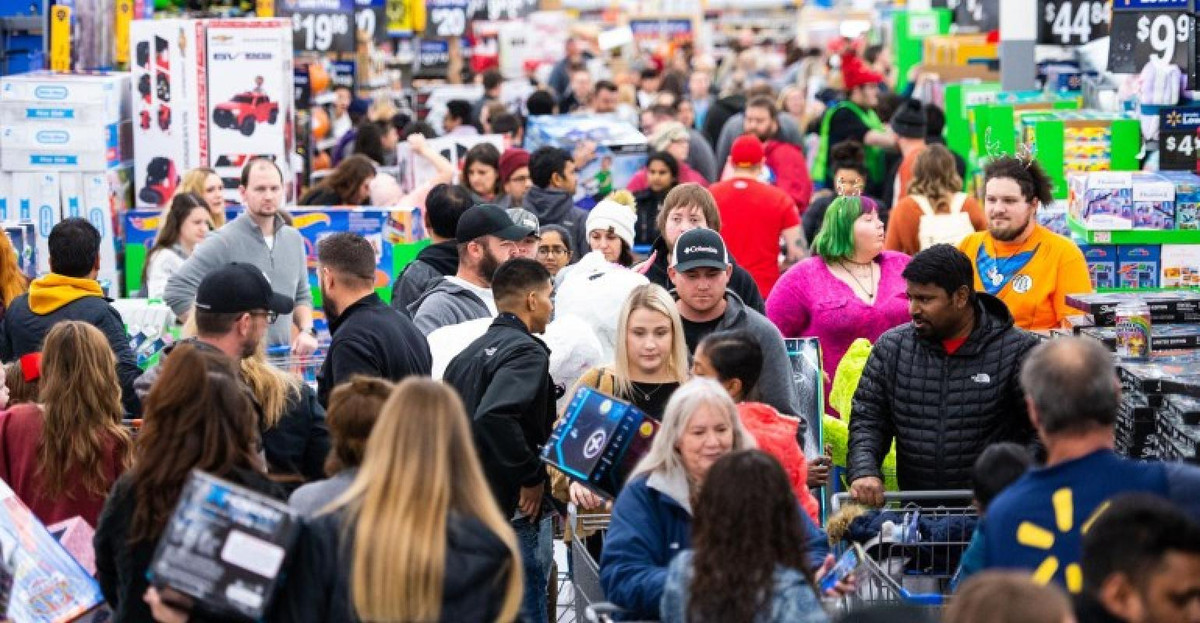 Quảng cáo giảm giá sốc lên tới 70-80% thu hút rất nhiều khách hàng nhưng thực tế, tất cả đều là hàng tồn kho, hết size, một số mẫu còn quá lỗi thời và không thể sử dụng được.