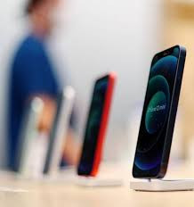 CNN và Forbes đều có chung nhận định, các nhà bán lẻ lớn thường bán các sản phẩm điện tử đặc biệt được các hãng lớn sản xuất riêng cho dịp Black Friday và thường có chất lượng thấp hơn.