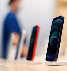 CNN và Forbes đều có chung nhận định, các nhà bán lẻ lớn thường bán các sản phẩm điện tử đặc biệt được các hãng lớn sản xuất riêng cho dịp Black Friday và thường có chất lượng thấp hơn.