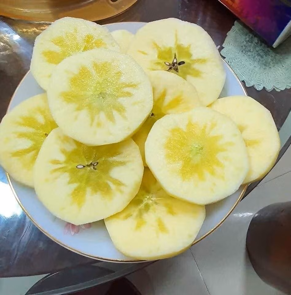 Theo chị Lệ, táo đá Trung Quốc có từ nhiều năm nay, nhiều người ăn nhưng chưa thấy ai bị làm sao. Hơn nữa, táo rất giòn và ngọt. Đặc biệt là cuối vụ khi táo đã có mật.