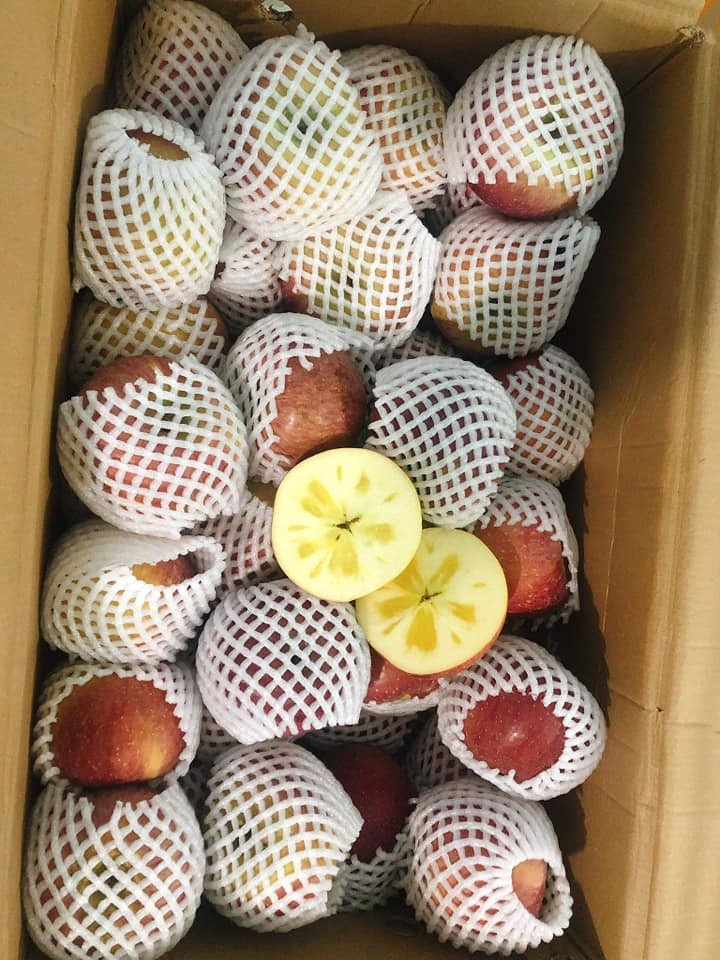 Anh Đông (một đầu mối đổ buôn hoa quả) tiết lộ, mỗi ngày tiêu thụ 1 tấn táo đá. Anh chỉ bán sỉ theo thùng, từ 65.000 - 70.000 đồng/thùng.