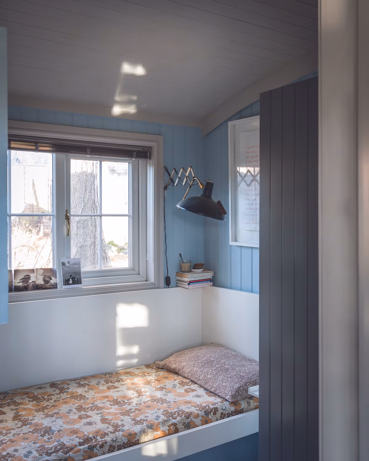 Với phòng ngủ, nên sử dụng toàn bộ phong cách hiện đại nhằm tiết kiệm diện tích một cách tối ưu nhất mà vẫn đảm bảo tính thẩm mỹ và tiện nghi.