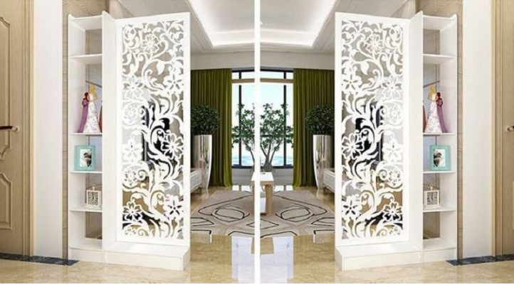 Để tránh sự trùng lặp và nhàm chán trong thiết kế nội thất, có thể dùng vách ngăn phòng khách và phòng bếp thay cho tường.