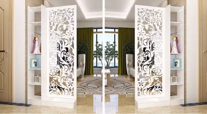 Để tránh sự trùng lặp và nhàm chán trong thiết kế nội thất, có thể dùng vách ngăn phòng khách và phòng bếp thay cho tường.