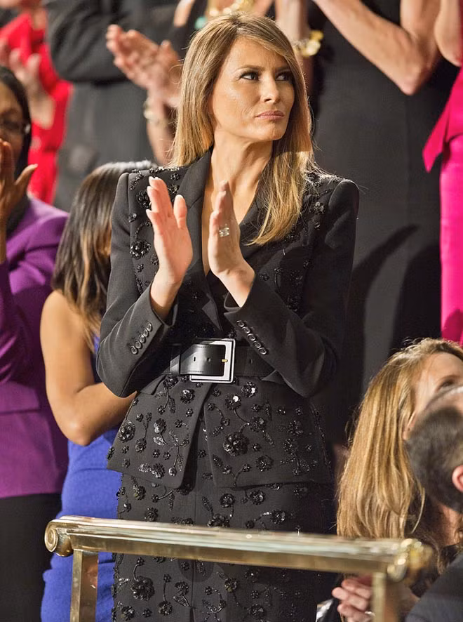 Tại một phiên họp quốc hội, bà Melania Trump mặc áo vest và chân váy của Michael Kors, trị giá 9.990 đô-la (gần 230 triệu đồng).