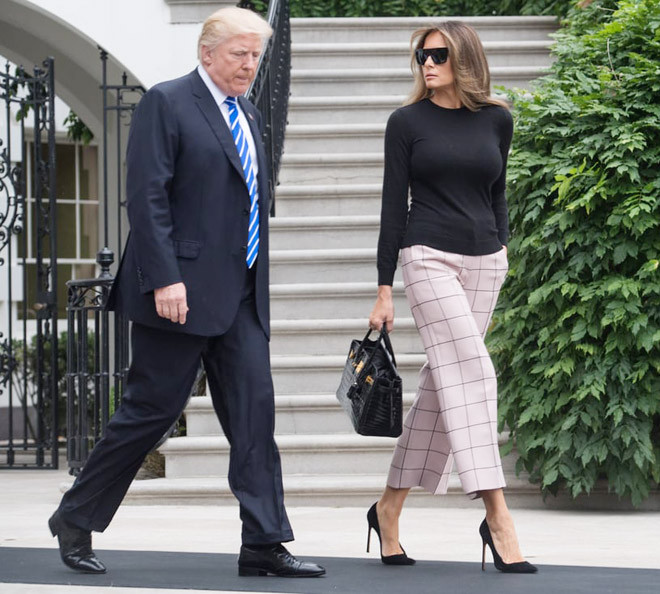 Trong chuyến thăm nước Đức năm ngoái, bà Melania Trump diện cây hàng hiệu có tổng trị giá 75.000 USD (hơn 1,7 tỷ đồng). Trong đó bao gồm: Túi Birkin da cá sấu màu đen đắt đỏ, quần Valentino (bán lẻ 1.790 đô-la), giày Manolo Blahnik và kính mắt màu đen.