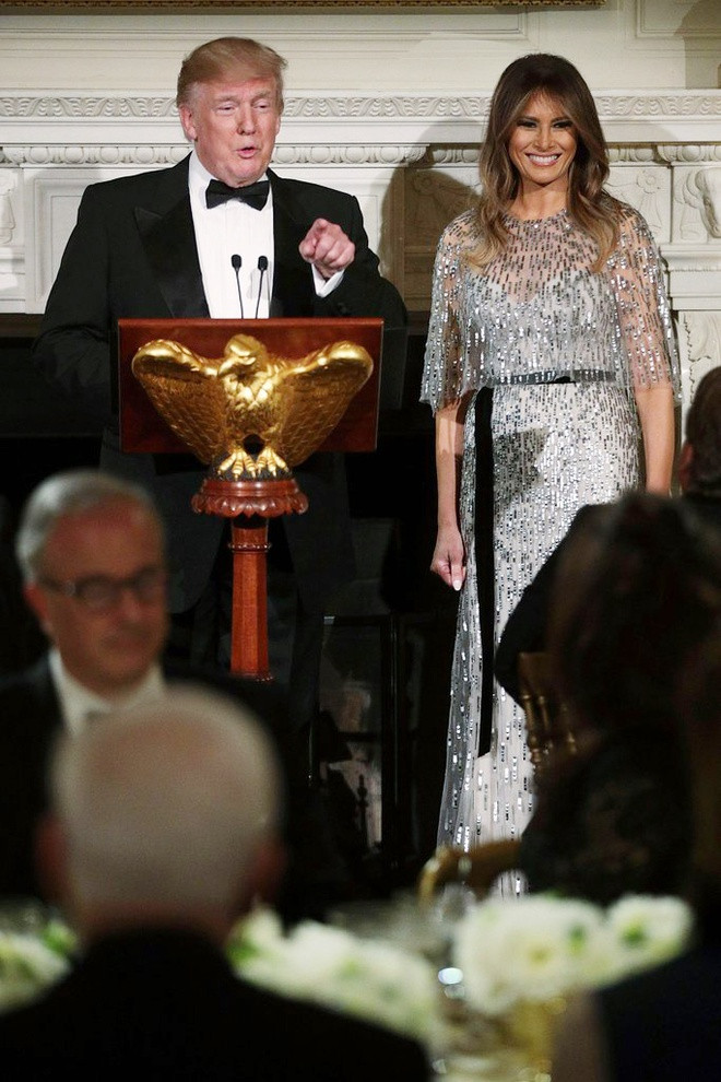 Trong bữa tiệc White House Historical Association tháng 9/2017, bà Melania Trump chọn chiếc váy sequin của Monique Lhuillier với giá 7.995 USD (185 triệu đồng).