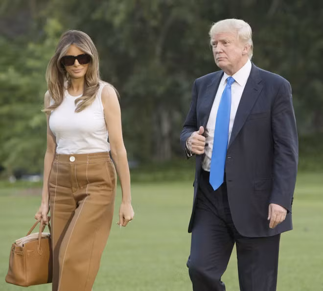 Trong một lần khác đi cùng Tổng thống Trump, đệ nhất phu nhân nước Mỹ diện cây hàng hiệu trị giá 13.461 USD (hơn 312 triệu đồng), gồm quần Bally (giá bán hơn 23 triệu đồng), áo D&amp;G, giày Manolo Blahnik và túi xách Cognac Hermès Birkin.