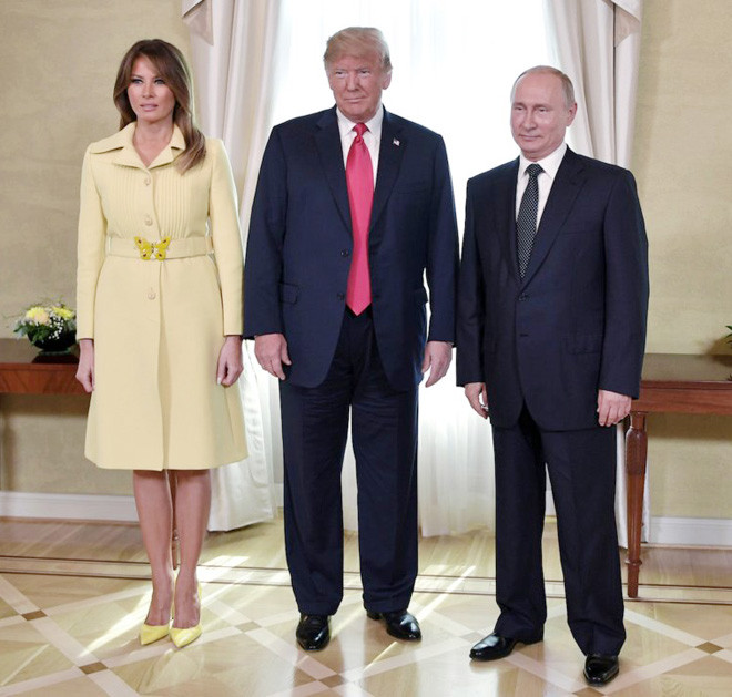 Trong cuộc gặp Tổng thống Nga - Vladimir Putin năm 2018, bà Melania Trump diện áo choàng Gucci có giá 3.701 USD (85,8 triệu đồng).