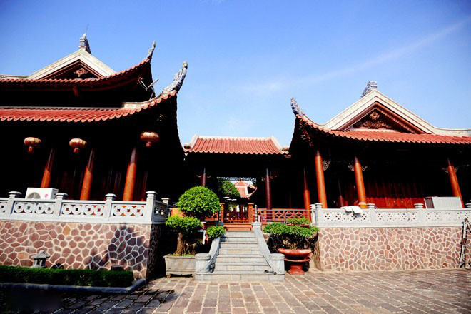 Trong khuôn viên biệt phủ gỗ còn có nhiều cây si, cây lộc vừng dáng và thế đẹp mắt. Ảnh: Zing.