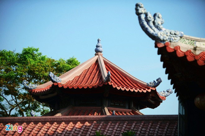 Mái nhà lợp ngói ống âm dương lối cổ tráng men màu son nhẵn bóng. Ảnh: Zing.