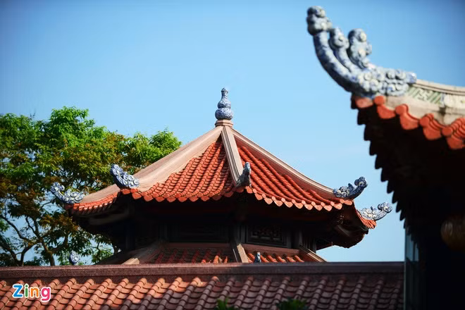 Mái nhà lợp ngói ống âm dương lối cổ tráng men màu son nhẵn bóng. Ảnh: Zing.