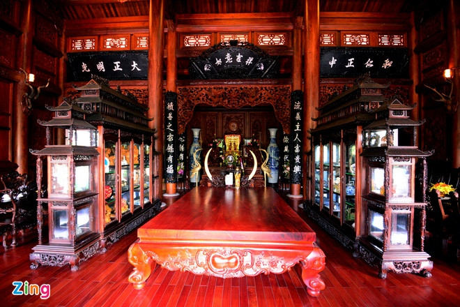 Hệ tủ được khảm trai, bàn ghế đồ sộ. Ảnh; Zing.