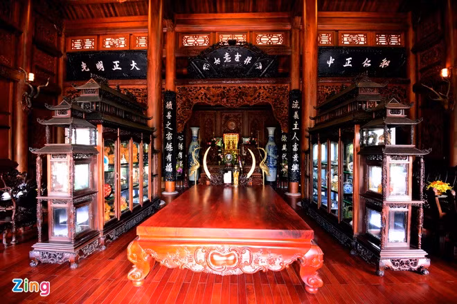 Hệ tủ được khảm trai, bàn ghế đồ sộ. Ảnh; Zing.