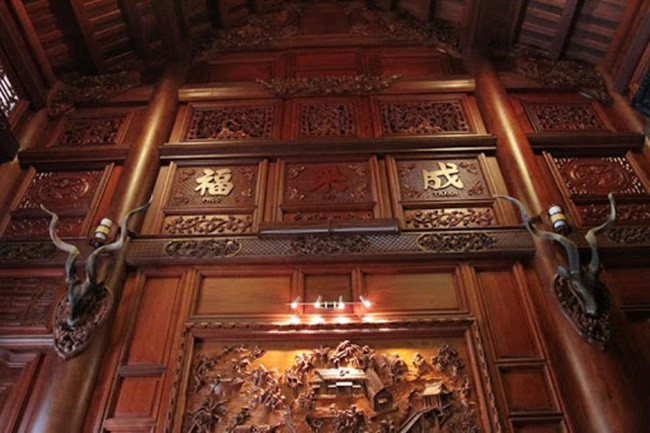 Các hoa văn được chạm trổ tinh xảo từ chân cột đến nóc nhà. Ảnh: Dân Việt.