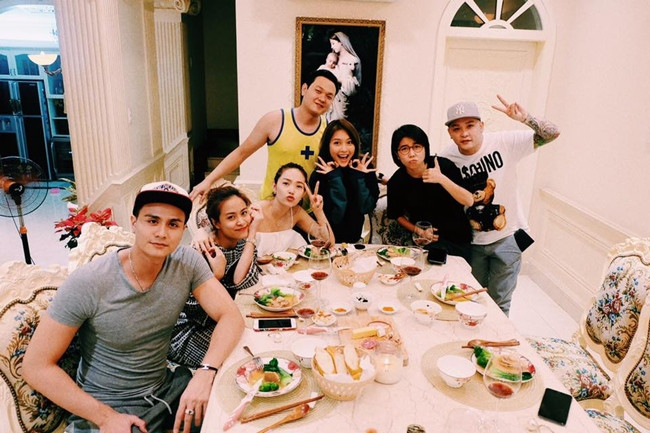 Khi vừa đi xem căn nhà này, tôi đã rất thích. Giá trị của nó là con số rất lớn nhưng may mắn chủ nhà đồng ý cho trả dần số còn lại trong các tháng tiếp theo. Tôi hoàn tất nợ nần trong vòng 2 năm và có được căn nhà mơ ước cho cả gia đình".