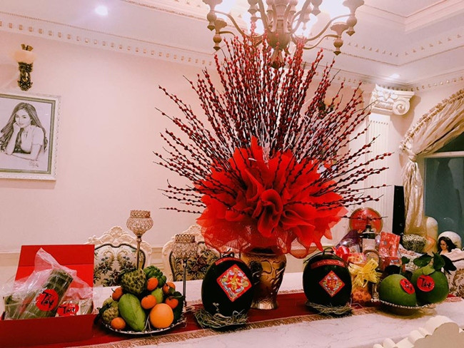 Khi đi vào bên trong căn biệt thự được trang trí cầu kỳ với gam màu trắng chủ đạo rất bắt mắt tinh tế.