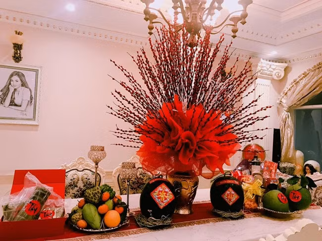 Khi đi vào bên trong căn biệt thự được trang trí cầu kỳ với gam màu trắng chủ đạo rất bắt mắt tinh tế.