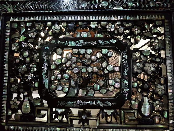 Toàn bộ chiếc giường được cẩn xà cừ với nhiều hoa văn tinh xảo. Ảnh: Tiền phong.