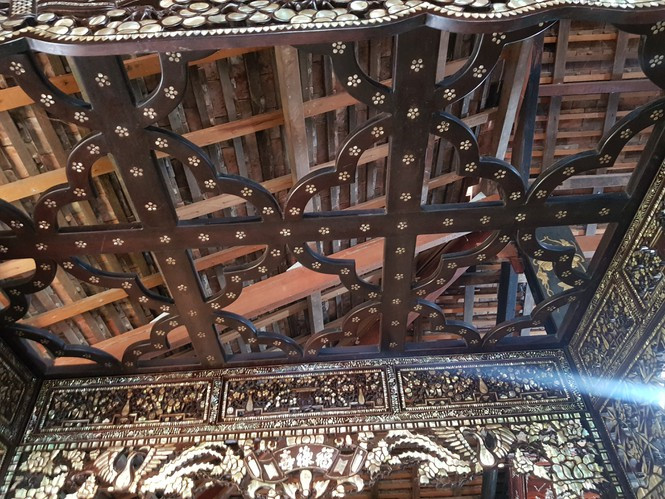 Trên trần giường được ghép từ những thanh gỗ đen bóng. Ảnh: Tiền phong.