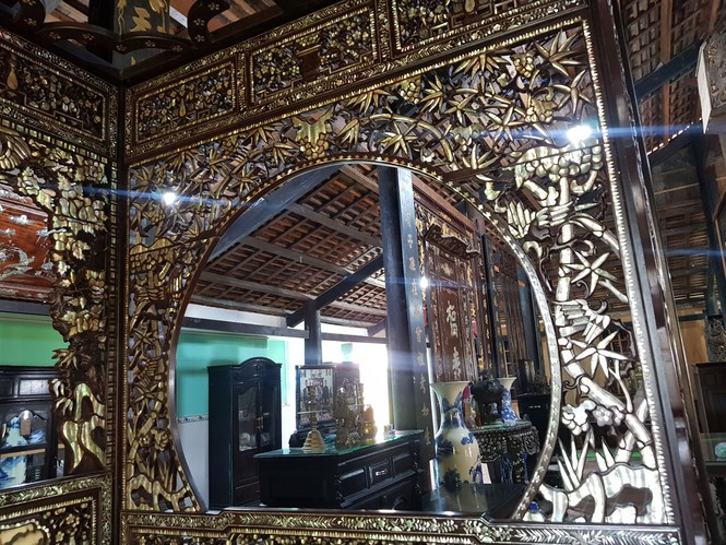 Năm 2012, chủ nhân mua chiếc giường quý từ một người ở Tây Ninh. Giá lúc đó là 1,8 tỷ đồng sau khi bán đất bán nhà. Ảnh: Tiền phong.