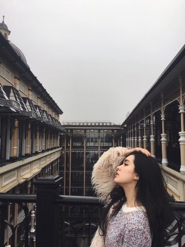 Đến nay, cát-xê của cô nàng đã tăng gấp 3-4 lần. Ngoài làm mẫu ảnh, Thiên Trang còn làm PR, quảng cáo sản phẩm trên trang cá nhân và cả kinh doanh bất động sản…