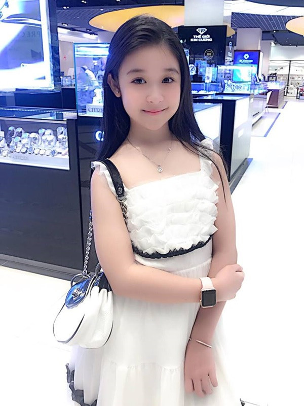 Bảo Ngọc (sinh năm 2008) là một “rich kid” khá nổi tiếng ở Việt Nam. Cô bé sở hữu vẻ ngoài xinh xắn, đáng yêu nên được gọi là “Hoa hậu nhí”. Dù nhỏ tuổi nhưng cô bé đang sở hữu mức thu nhập “khủng” nhờ hoạt động trong lĩnh vực nghệ thuật.