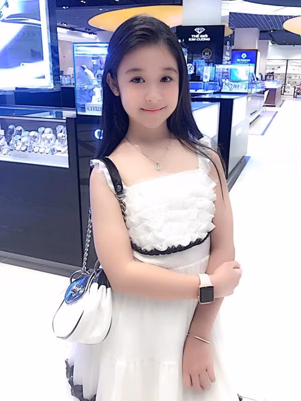 Bảo Ngọc (sinh năm 2008) là một “rich kid” khá nổi tiếng ở Việt Nam. Cô bé sở hữu vẻ ngoài xinh xắn, đáng yêu nên được gọi là “Hoa hậu nhí”. Dù nhỏ tuổi nhưng cô bé đang sở hữu mức thu nhập “khủng” nhờ hoạt động trong lĩnh vực nghệ thuật.