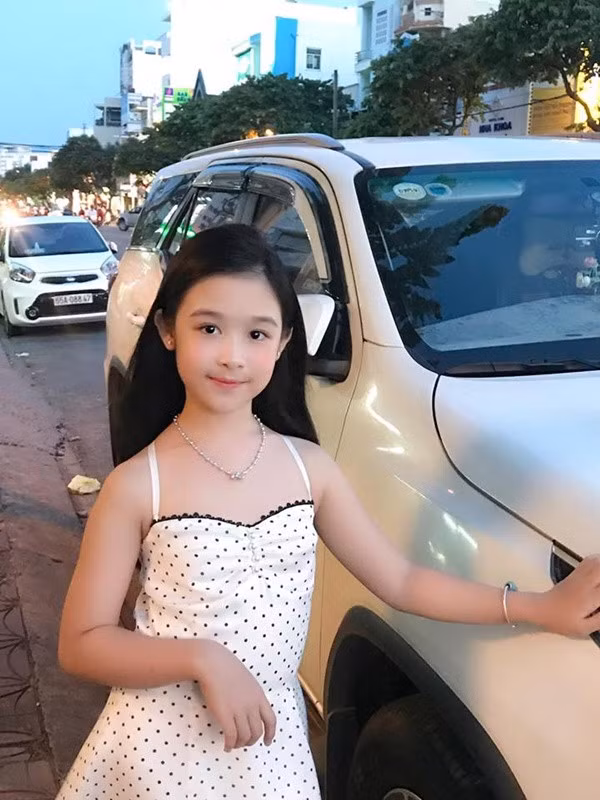 Kiếm tiền tử tuổi còn nhỏ, Bảo Ngọc cũng có cuộc sống cực kỳ sang chảnh. Khi mới 11 tuổi, cô bé đã được đi du lịch ở rất nhiều trên thế giới.