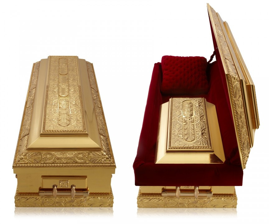 Năm 2011, hãng Golden Casket lừng danh tặng một chiếc quan tài mạ vàng 24 cara, trị giá 40.000 USD (tương đương 930 triệu đồng) cho nữ diễn viên điện ảnh Hollywood - Zsa Zsa Gabor, để bày tỏ lòng ngưỡng mộ trước sự kiên cường chống lại bệnh nhiễm trùng máu.
