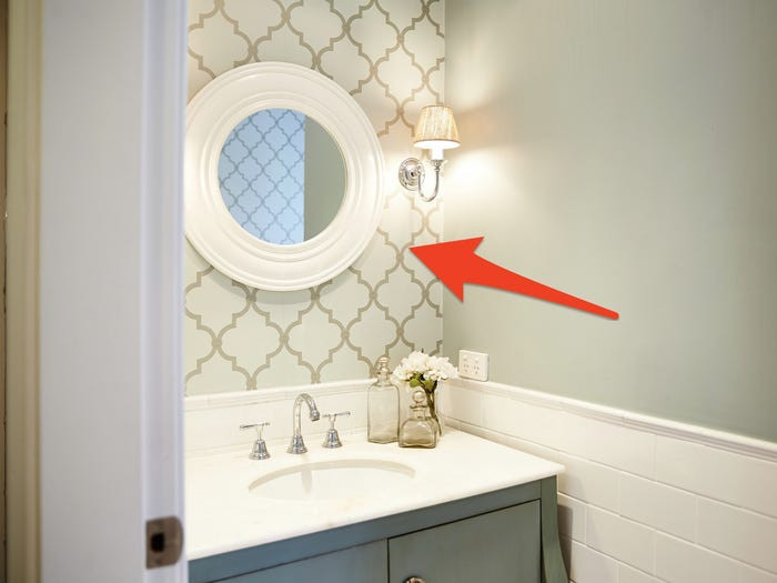 Giấy dán tường có thể sẽ hợp thời trang vào năm 2021. Theo đó, giấy dán tường tự dính, có thể tháo rời đang trở nên phổ biến với những người thuê hoặc đang tìm kiếm một cách cam kết thấp để nâng cấp không gian sống của họ.