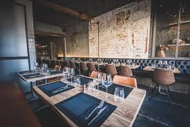 Chuyên gia nội thất giải thích rằng phong cách không trầm tĩnh này có thể là một xu hướng gia tăng vào năm 2021 khi mọi người tiếp tục dành nhiều thời gian hơn ở nhà.