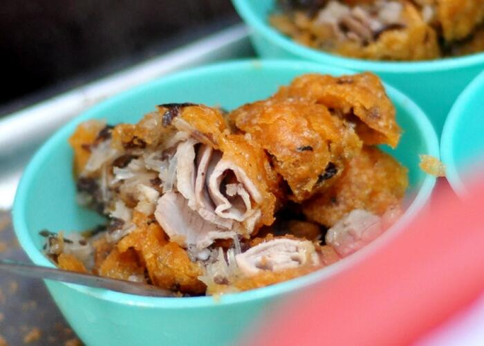 Trong danh sách quán ăn vặt ở Hà Nội, có lẽ không thể bỏ qua bán rán mặn Lạc Long Quân. Món ăn nóng hổi với nhân thịt, mọc nhĩ cùng lớp vỏ bánh rán rai, giòn thật tuyệt. Ảnh: Saostar.