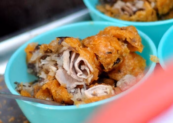 Trong danh sách quán ăn vặt ở Hà Nội, có lẽ không thể bỏ qua bán rán mặn Lạc Long Quân. Món ăn nóng hổi với nhân thịt, mọc nhĩ cùng lớp vỏ bánh rán rai, giòn thật tuyệt. Ảnh: Saostar.