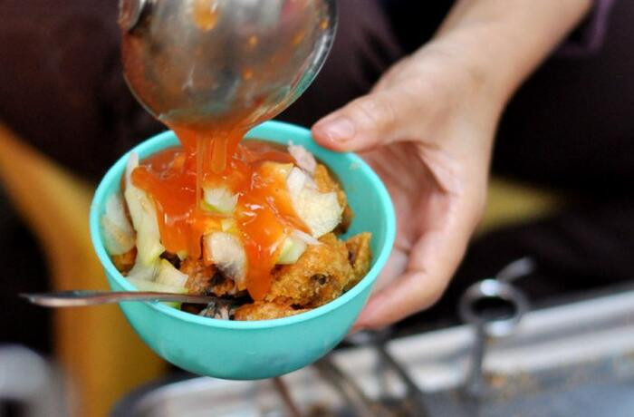 Do quán đông khách, ngày phải bán đến 500 - 600 chiếc, vài tiếng là hết bay nên thực khách phải qua lấy số trước rồi chờ tới lượt gọi đồ. Ảnh: Saostar.