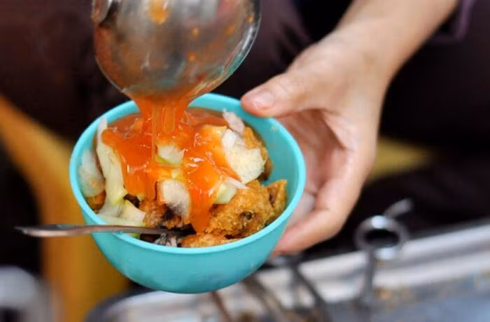 Do quán đông khách, ngày phải bán đến 500 - 600 chiếc, vài tiếng là hết bay nên thực khách phải qua lấy số trước rồi chờ tới lượt gọi đồ. Ảnh: Saostar.