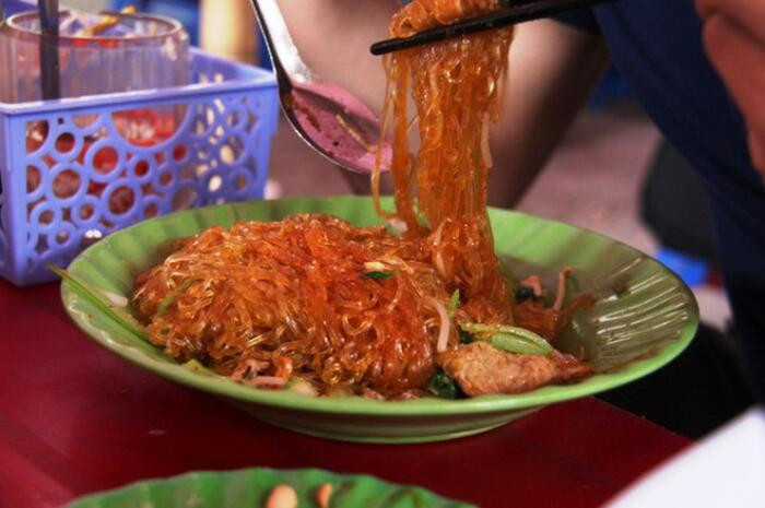 Miến trộn cua phố Kim Liên cũng là quán ăn phải đứng xếp số và đợi chờ khá lâu - thậm chí cả nửa tiếng mới đến lượt gọi đồ. Ảnh: Saostar.