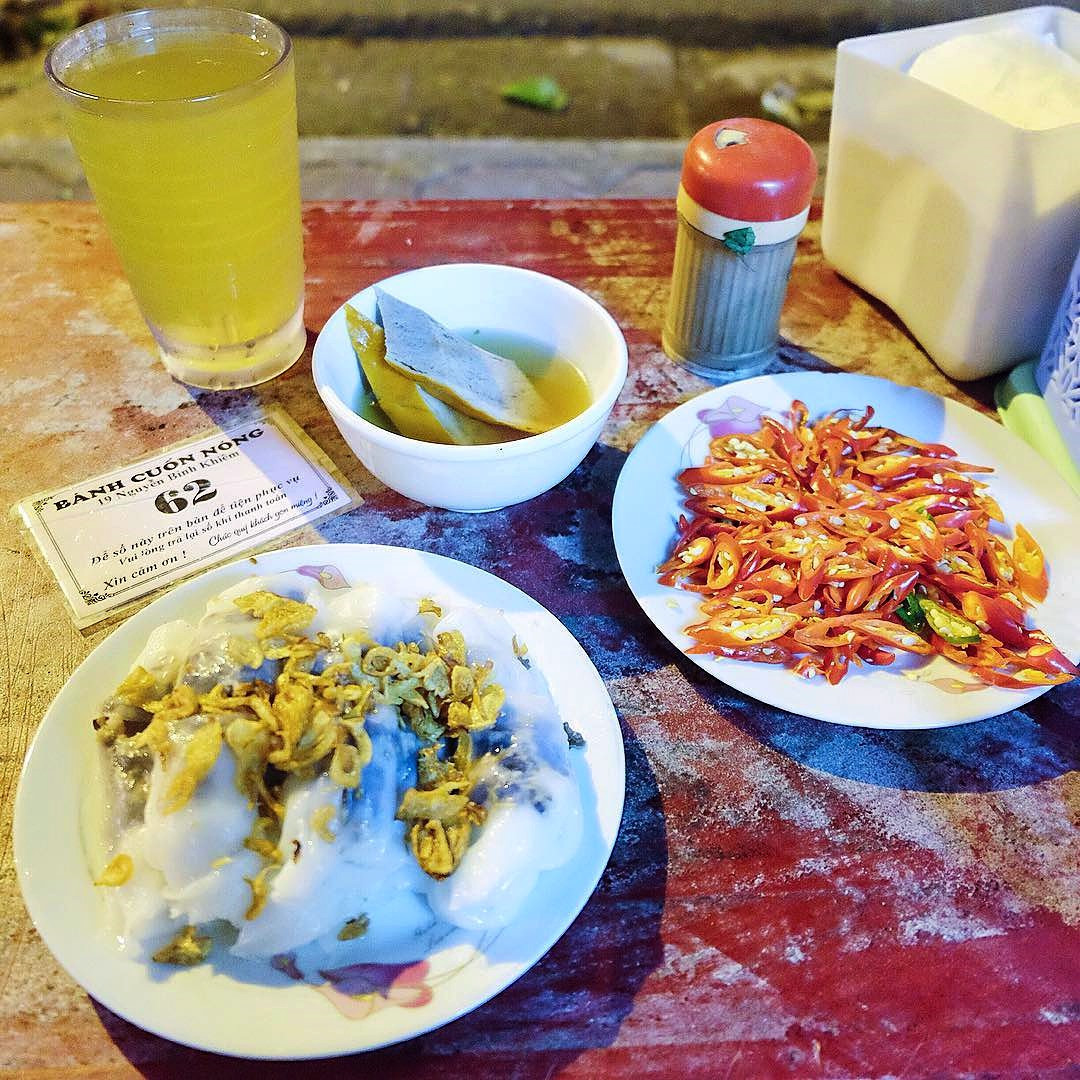 Quán bánh cuốn này chuyên bán tối, từ 5 giờ chiều đến khoảng 11 giờ đêm. Ngoài lấy số thứ tự, khách còn phải đợi khá lâu mới có bánh ăn. Ảnh: Foody.