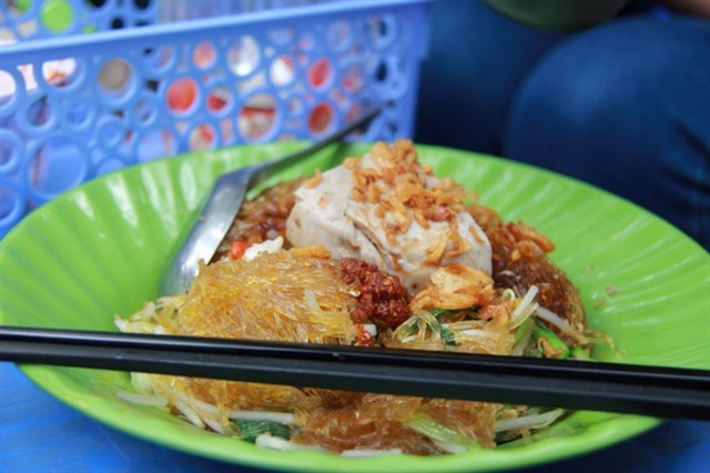 Tuy giá một bát miến trộn bò giò là 45.000 đồng nhưng lại rất đầy đặn, thưởng thức xong là no cả ngày. Ảnh: Internet.