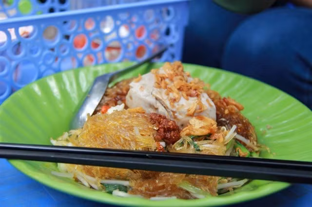 Tuy giá một bát miến trộn bò giò là 45.000 đồng nhưng lại rất đầy đặn, thưởng thức xong là no cả ngày. Ảnh: Internet.