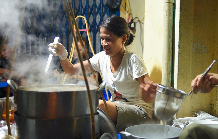 Trong đó phải kể đến phở gánh Hàng Chiếu - nơi khiến những người con Hà Nội hoài niệm về hương vị của phở Hà thành xưa. Ảnh: vietnamnet
