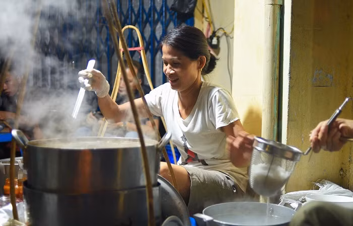 Trong đó phải kể đến phở gánh Hàng Chiếu - nơi khiến những người con Hà Nội hoài niệm về hương vị của phở Hà thành xưa. Ảnh: vietnamnet