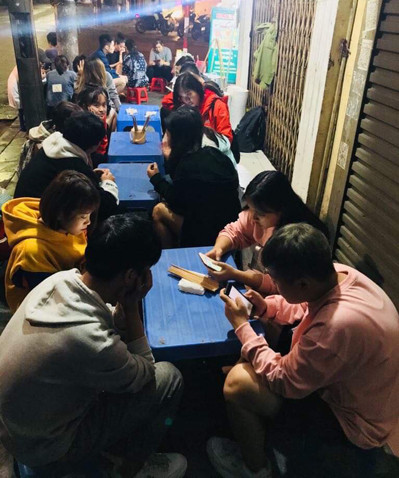 Dù mở hàng vào khung giờ từ 3h sáng đến 7h sáng - nhưng quán lúc nào cũng nhộn nhịp, tấp nập thực khách, thậm chí khách đến đây còn phải xếp hàng chờ đợi. Ảnh: Vnexpress.