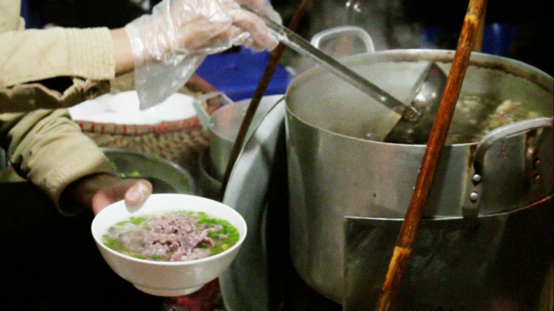 Tuy nhiên, ngày nay, để tìm được một gánh phở rong vẫn còn giữ được những tinh túy của Hà Nội xưa rất hiếm, tính ra cũng chỉ còn đếm trên đầu ngón tay. Ảnh: Internet.