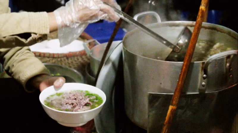 Tuy nhiên, ngày nay, để tìm được một gánh phở rong vẫn còn giữ được những tinh túy của Hà Nội xưa rất hiếm, tính ra cũng chỉ còn đếm trên đầu ngón tay. Ảnh: Internet.