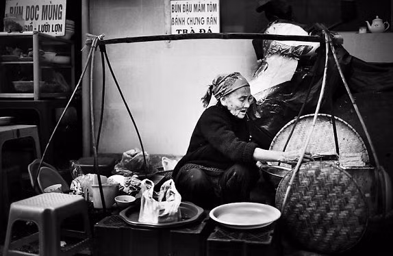 Những gánh phở rong với tiếng rao quen thuộc vang vọng từ tờ mờ sáng tới tận đêm khuya đã trở thành ký ức đẹp nhất trong tâm hồn mỗi con người Hà Nội. Ảnh: WorldPress.