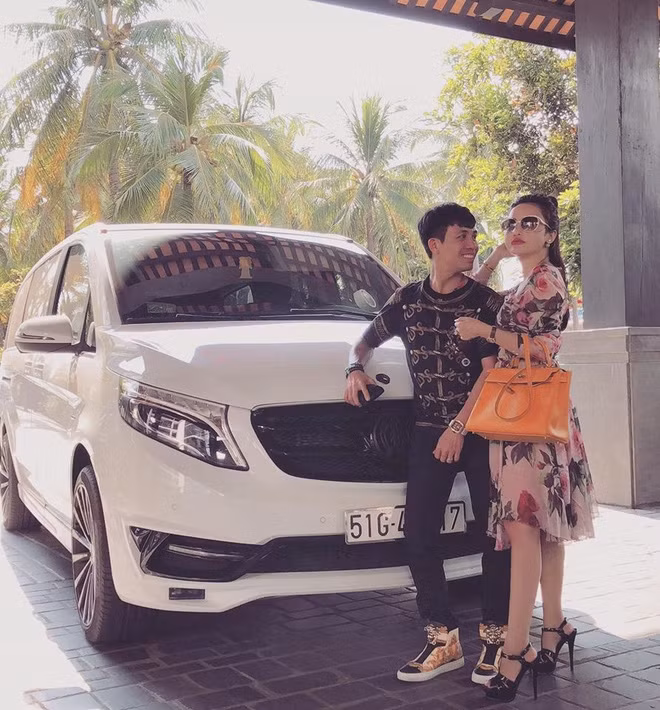 Nhân dịp 4 năm ngày cưới, Minh Nhựa đã cất công chuẩn bị một bữa tiệc lãng mạn tại bãi biển Phan Thiết (Bình Thuận). Kèm theo đó là một chiếc Jaguar XF có giá 4 tỷ đồng.