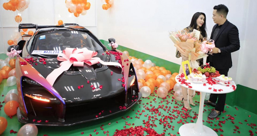 Trong khoảng 1 năm qua, vị đại gia này đã chi gần 100 tỷ đồng mua siêu xe tặng vợ. Đầu tháng 7/2020, Hoàng Kim Khánh tổ chức một buổi lễ hoành tráng để tặng siêu xe McLaren Senna độc nhất Việt Nam cho vợ mình. Xe mang biển số “MAI LISA” - biệt danh người vợ Phan Thị Mai của anh.